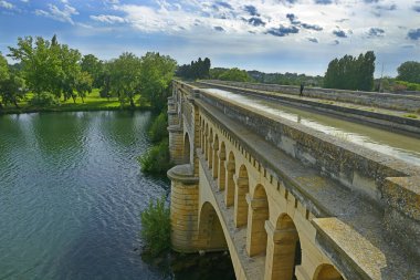 Köprü, Fransa 'nın Languedoc-Roussillon kentindeki Bezieres' de bulunan Orb Nehri üzerinden Canal du Midi 'yi taşır. Canal du Midi, Unesco 'nun Dünya Mirası Alanı.