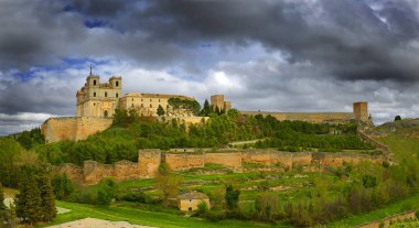 Cuenca 'daki Ucles Manastırı Kalesi, Castilla La Mancha' nın lakabı El Escorial de La Mancha 'dır. Ortaçağ 'da Santiago Tarikatı' nın karargahıydı..