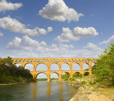 Pont du Gard, Güney Fransa 'da Nimes yakınlarında bulunan eski bir Roma su kemeri.