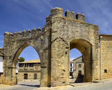 Baeza 'daki Villalar Kemeri ve Jaen Kapısı. Jaen ilindeki Rönesans şehri. Unesco 'dan dünya mirası sitesi. Endülüs, İspanya