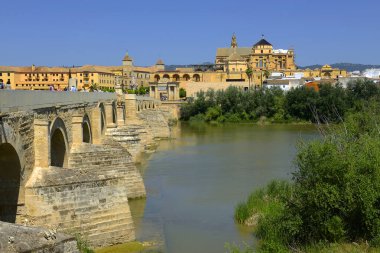 Cordoba, İspanya, Endülüs. Guadalquivir Nehri üzerindeki Roma Köprüsü - UNESCO Dünya Mirası Alanı