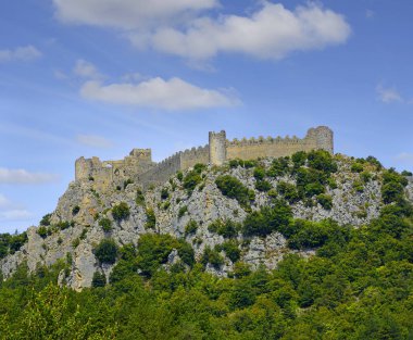 Chateau de Puilaurens, Aude dpartement 'teki Lapradelle-Puilaurens komünü içinde bulunan sözde Cathar kalelerinden biridir. Şato, Fransa 'nın Pireneler bölgesindeki Boulzane Vadisi' nin üzerinde yer almaktadır.