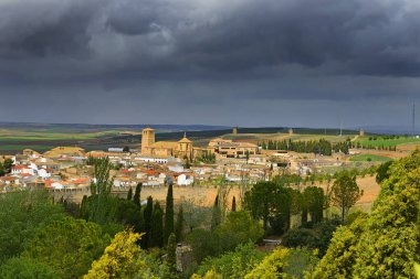 İspanya 'nın Cuenca ilinin La Mancha ilçesindeki Belmonte köyünün genel manzarası.