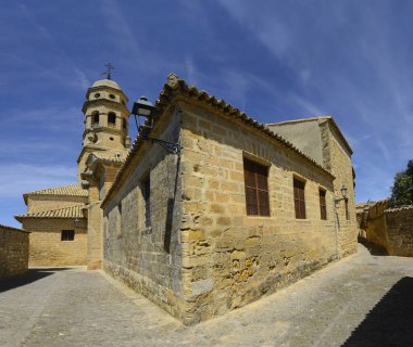 Baeza 'nın eski bir kasabasındaki katedral ve sokak. Jaen ilindeki Rönesans şehri. Unesco 'dan dünya mirası sitesi. Endülüs, İspanya