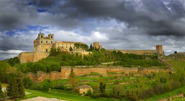 卡斯蒂利亚拉曼查 Castilla Mancha 是昆卡省Ucles修道院的要塞 绰号为El Escorial Mancha 它是中世纪圣地亚哥骑士团的总部 — 图库照片