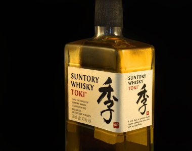 Siyah arka planda Suntory Whisky Toki, Japonya 'da üretilen harmanlanmış viski - illüstrasyon başyazısı