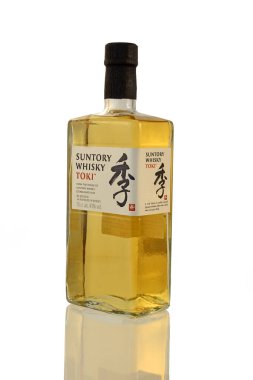 Beyaz arka planda Suntory Whisky Toki, Japonya 'da üretilen harmanlanmış viski - resimli editör