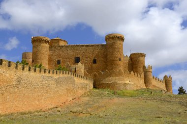 İspanya 'nın Cuenca Eyaleti La Mancha' daki Belmonte Gotik Mudejar şatosu..