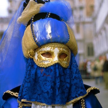 İtalya 'daki Venedik karnavalından tipik renkli bir maske.