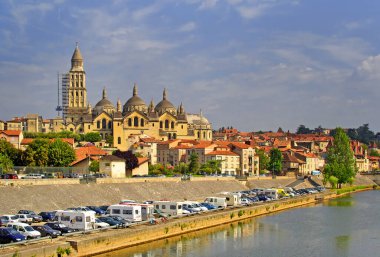 Nehir Adası (L 'Isle) ve Periguex Katedrali Saint-Front manzarası. UNESCO Dünya Mirası Alanı - Fransa 'nın Santiago de Compostela kentindeki Pilgrim Yolu