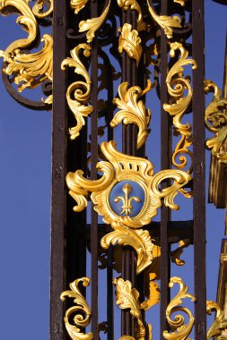 Nancy, Fransa - Nancy 'deki Stanislas Meydanı' nda süslü süslemelerle süslü bir kafes. Nancy 'deki Stanislas Meydanı UNESCO Dünya Mirasları Alanıdır