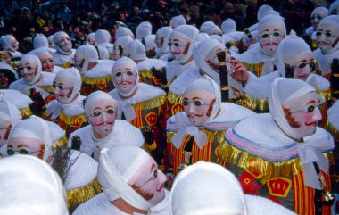 Binche, Belçika - Maskeli Gilles Belçika 'nın Karnaval de Binche kentindeki şehir meydanında dans ediyor. Binche 'deki karnaval, UNESCO' nun soyut mirası listesine dahil edildi.