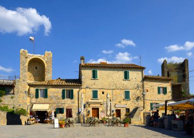 Monteriggioni ortaçağ güçlendirilmiş köy şehir duvarları ve kuleleriyle Francigena üzerinden, Siena, Toskana. İtalya Avrupa.