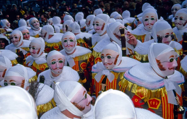 Binche Bélgica Gilles Máscaras Danza Plaza Ciudad Carnaval Binche Bélgica —  Fotos de Stock