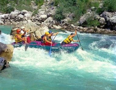 Slovenya 'daki Triglav ulusal parkındaki Soca Nehri' nin akıntılarında rafting. Soca, Avrupa 'nın en güzel nehirlerinden biridir..