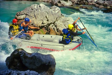 Slovenya 'daki Triglav ulusal parkındaki Soca Nehri' nin akıntılarında rafting. Soca, Avrupa 'nın en güzel nehirlerinden biridir..