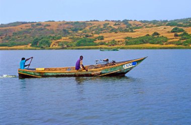 Kraliçe Elizabeth Ulusal Parkı 'ndaki Kazinga Kanalı' nda balıkçılar. Kazinga Kanalı doğal kanaldır ve Ulusal Park 'ın baskın bir özelliğidir. Uganda