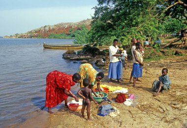Uganda 'nın Buikwe bölgesindeki Busagazi köyünde Victoria Gölü' nün kıyısında kimliği belirsiz bir kadın çamaşır yıkıyor. Uganda dünyadaki en fakir ülkelerden biridir..
