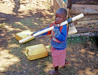 Buikwe bölgesinde kimliği belirsiz bir çocuk, Uganda. Uganda dünyanın en fakir ülkelerinden biridir..