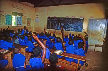 Uganda 'nın Buikwe bölgesindeki Maranatha köyündeki köy okulunda kimliği belirsiz çocuklar. Çoğu çocuk yabancı yardım derneği sayesinde okula yürüyebiliyor.