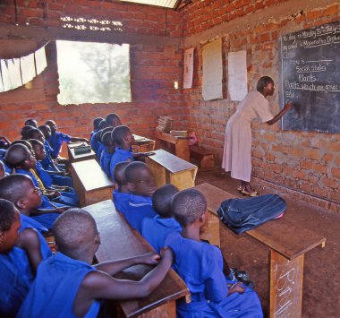 Uganda 'nın Buikwe bölgesindeki Maranatha köyündeki köy okulunda kimliği belirsiz çocuklar. Çoğu çocuk yabancı yardım derneği sayesinde okula yürüyebiliyor.