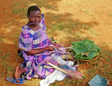 Buikwe bölgesi, Kikube, Uganda - Uganda 'nın Kikube köyünde kimliği belirsiz bir köylü paspas üretiyor. Doğal malzemelerin işlenmesi yerel köylüler için bir zorunluluktur
