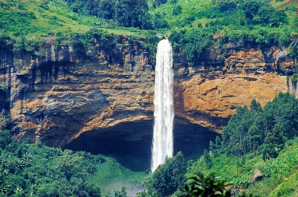 Doğu Uganda 'daki Sipi Şelalesi Sironko ve Mbale' nin kuzeydoğusunda. Şelaleler Kenya sınırı yakınlarındaki Elgon Dağı Ulusal Parkı 'nın kenarında yer alıyor.