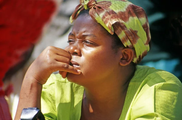 Buikwe bölgesinde, Uganda 'daki en güzel elbiselerini giymiş kimliği belirsiz bir köylü. Tipik renkli elbiseler yerel kadınların gururudur..