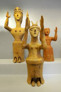 CRETE, GREECE - Karphi tanrıçalarının kil figürleri, MÖ 1200-1100 yılları arasında. Heraklion Arkeoloji Müzesi Minos uygarlığının en önemli eserlerini barındırır.