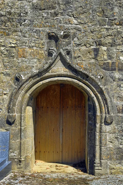 法国阿尔戈斯 圣彼得和圣保罗教区教堂的入口门建于1575年 教堂属于教区附近 是布列塔尼的典型建筑元素 — 图库照片