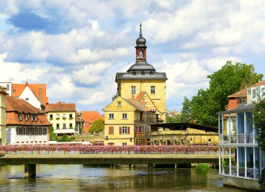 Bamberg, Almanya 'da belediye binası olan eski şehir mimarisi. Bamberg 'in tarihi merkezi UNESCO Dünya Mirasları Alanıdır.