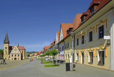 Eski tarihi evleri olan Bardejov şehir meydanı. Kasaba, Unesco 'nun dünya mirası alanlarından biri, Slovakya, Avrupa.