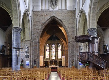 POPERİNGE, BELGIUM - 13. yüzyıldan kalma St. John Kilisesi bazilika sistemine göre inşa edilmiştir ve Meryem Ana 'ya adanmış iyi bilinen bir hac mekanıdır..