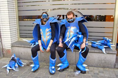 BRÜKSEL, BELGIUM - Belçika 'nın Brüksel kentinde 13 Mayıs 2006' da düzenlenen Zinneke Geçit Töreni sırasında kimliği belirsiz renkli yüzlü oyuncular sahne aldı. Bu geçit töreni iki yıllık ücretsiz katılım sanatsal bir etkinliktir.