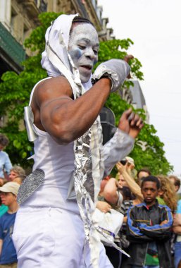 BRÜKSEL, BELGIUM - Belçika 'nın Brüksel kentinde 13 Mayıs 2006' da düzenlenen Zinneke Geçit Töreni sırasında kimliği belirsiz renkli yüzlü oyuncular sahne aldı. Bu geçit töreni iki yıllık ücretsiz katılım sanatsal bir etkinliktir.