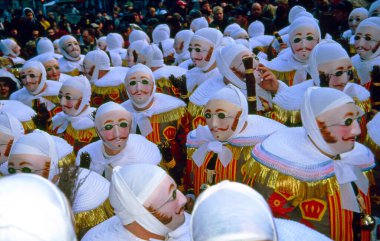 Binche, Belçika - Maskeli Gilles Belçika 'nın Karnaval de Binche kentindeki şehir meydanında dans ediyor. Binche 'deki karnaval, UNESCO' nun soyut mirası listesine dahil edildi.