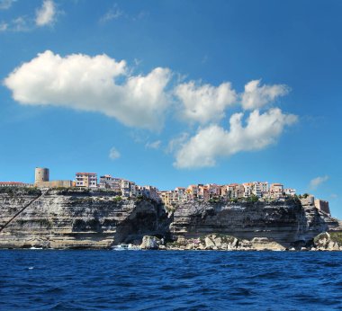 Korsika göründü, Bonifacio yakınlarındaki uçurum. Bonifacio, Fransa 'nın Korsika şehrinde eski bir kasabadır.