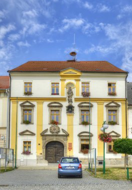 BOR, CZECH REPUBLIC - Belediye binası ana meydanda. Tachov yakınlarındaki Bor Pilsen Bölgesi 'nde bir kasabadır.
