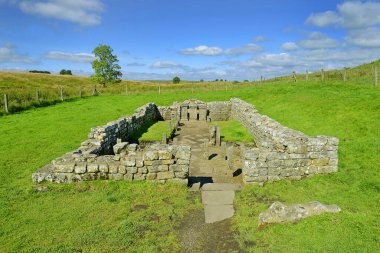 Hadrians Duvarı, Brokolitia Mithraeum adında bir yer, bir Roma Tapınağı - Northumberland Ulusal Parkı, Birleşik Krallık. Hadrians Duvarı UNESCO 'nun bir Dünya Mirası Alanı