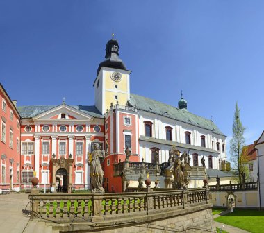 Broumov, Çek Cumhuriyeti 'nin eski manastırı. Broumov, Polonya sınırına yakın Hradec Kralove Bölgesi 'nin eski bir kasabasıdır..