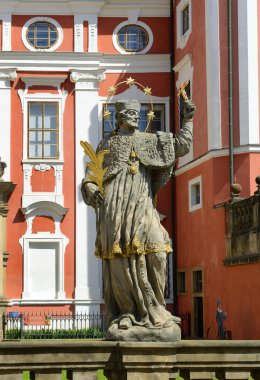 BROUMOV, CZECH Cumhuriyet - Broumov kasabasının eski manastırının heykel süslemesi. Broumov, Polonya sınırına yakın Hradec Kralove Bölgesi 'nin eski bir kasabasıdır..