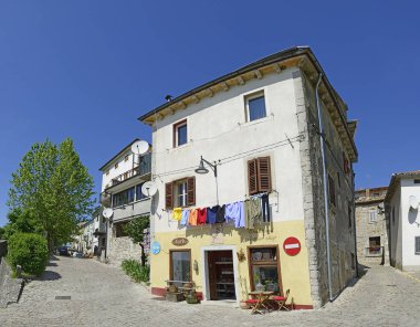 Buket, CroATIA - Eski şehrin sokakları. Istria 'nın iç kesimlerindeki eski kasaba her zaman tepenin üstünde kurulmuştur. Buzet, Istria 'nın en güzel manzaralarından biridir.