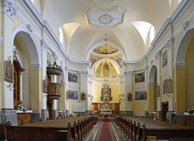 Buket, CROATIA - Kutsal Bakire Meryem Kilisesi. Istria 'nın iç kesimlerindeki eski kasaba her zaman tepenin üstünde kurulmuştur. Buzet, Istria 'nın en güzel manzaralarından biridir.