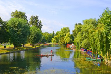 CAMBRIDGE, BİRLİK KINGDOM Cambridge 'deki River Cam üzerinde resim gibi bir manzara. Cambridge, İngiltere 'nin Cambridgeshire kentinde bulunan bir üniversite kentidir..