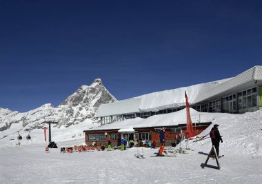 BREUIL-CERVINIA, İTALYA - Cime Bianche Laghi Kayak Barı (2814 metre). Matterhorn Zirvesi 'nin altında kayak yapmak Alplerin en güzellerinden biridir..
