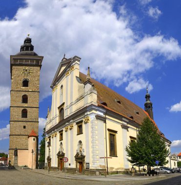 Ceske Budejovice, eski şehir merkezi - Çek Cumhuriyeti Ceske Budejovice 'deki Kara Kule ve St. Nicholas Katedrali