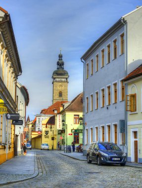 CESKE BUDEJOVICE, CZECH Cumhuriyet - 21 AĞUSTOS 2015: Eski kasaba ve Kara Kule. Güney Bohem Bölgesi 'nin en büyük şehri olmasının yanı sıra siyasi ve ticari başkentidir.