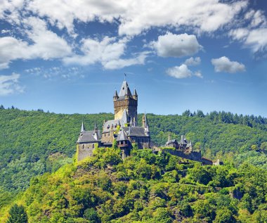 Cochem Imperial Şatosu, Reichsburg Cochem, 1130 'da ilk kez anlatılan belgesel. 1151 yılında, Kral III. Konrad tarafından işgal edildi ve kale olarak ilan edildi. Moselle Nehri Vadisi, Almanya