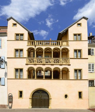 Eski Colmar kasabasındaki sokaklar ve eski evler. Colmar, Fransa 'nın Alsace kentinde çok çekici bir turizm beldesi.