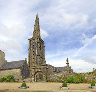 COMANA, FRANCE - Kilise Commana Paroissial 'e aittir (Enclos paroissial). Kilise yakınlığı, tipik bir Brittany mimari unsurudur. Brittany Finistere Departmanı.
